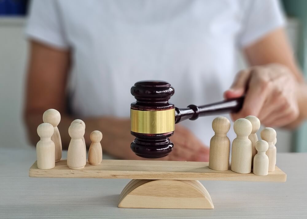 Jak komornik zapewnia bezstronność w prowadzonych sprawach?