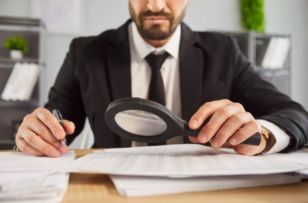 Jakie opłaty sądowe a jakie komornicze – podstawowe różnice