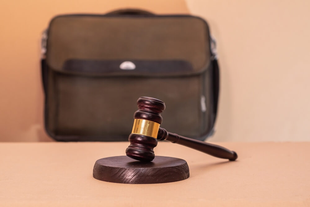 Jaką rolę pełni komornik w realizacji orzeczeń sądowych?